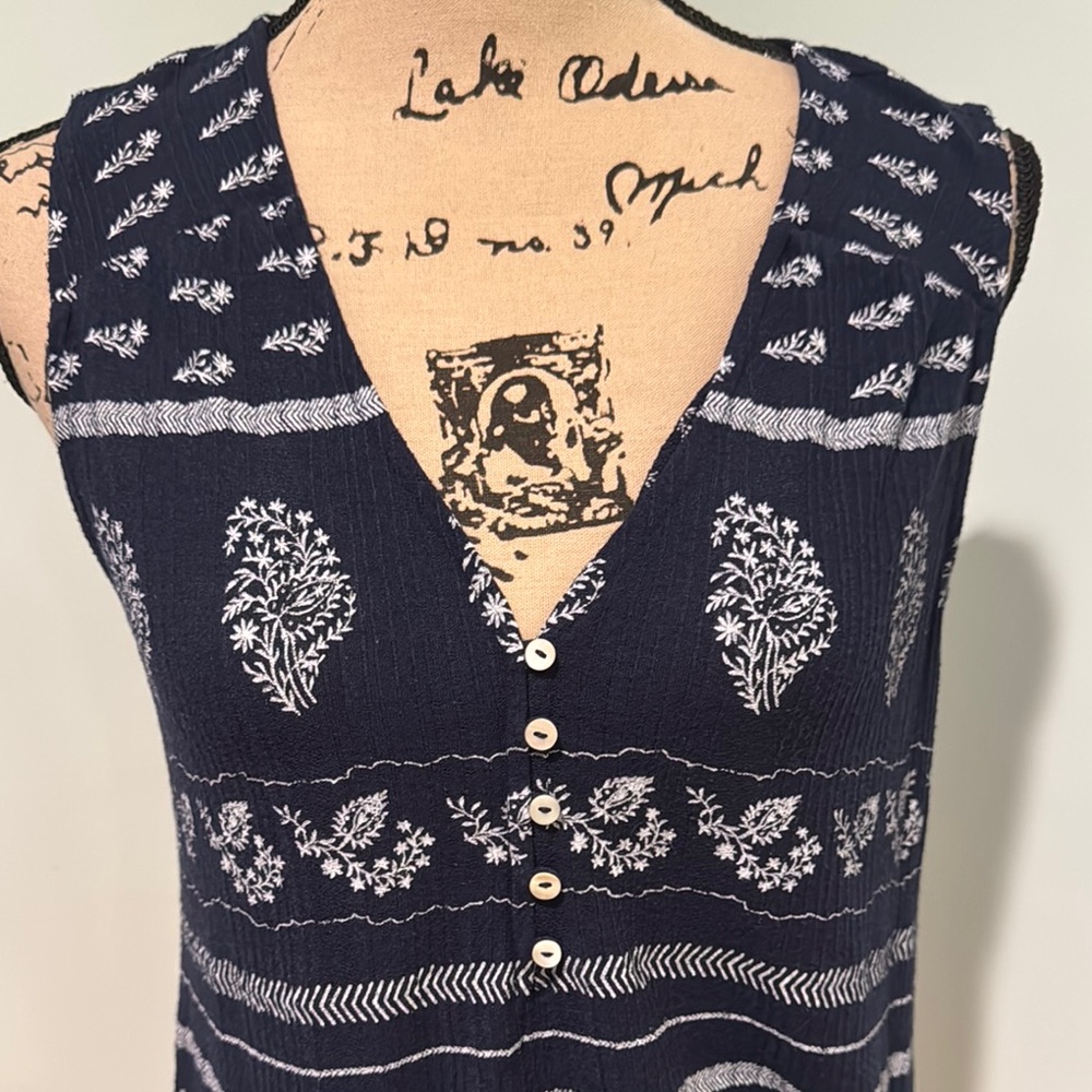 Lucky Brand size medium Navy Blue Sleeveless Top with White Patterns - Picture 2 of 5